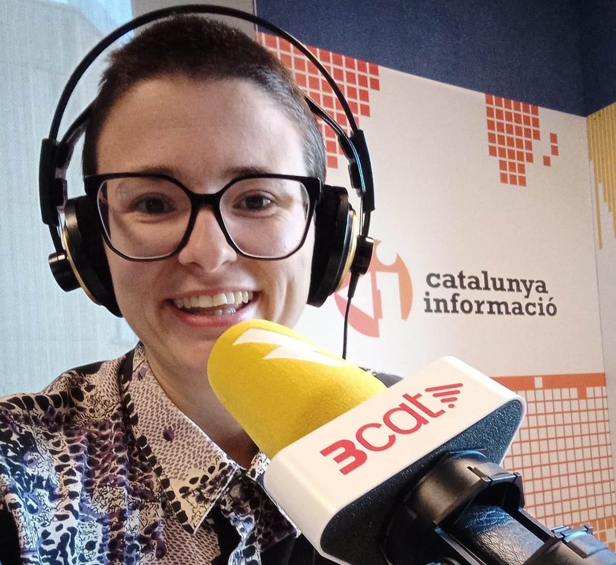 Arlet Brufau, jurista de l'OEIAC, als estudis de Catalunya Ràdio a Girona