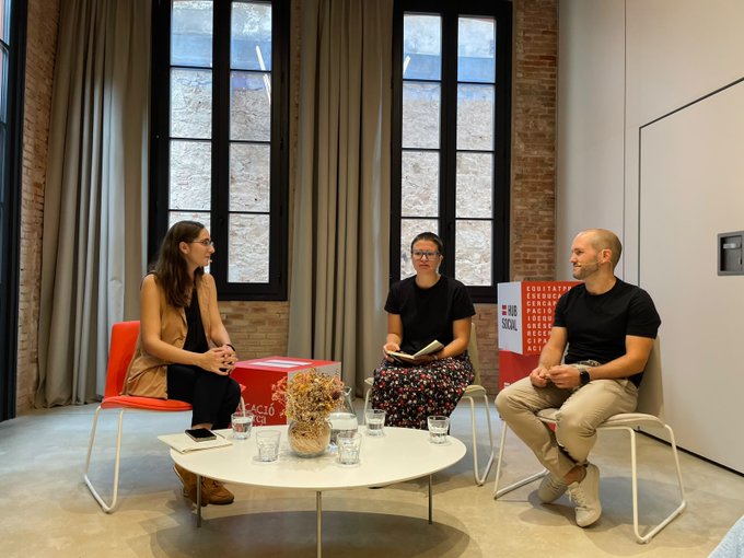 D'esquerra a dreta, Laia Orozco, responsable Laboratori d’Equitat Digital d'Equitat.org; Arlet Brufau i Centelles, jurista a l'OEIAC; i Moisés Ruiz, docent a Súnion i co-fundador del projecte VigIA.